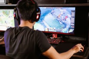 The Evolution of Online Gaming From Desktop to Mobile Play