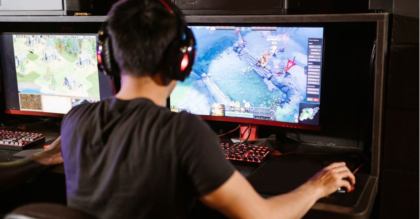 The Evolution of Online Gaming From Desktop to Mobile Play